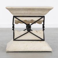 Petite table basse ou d'appoint, en forme de colonne brisée,… (photo 3)
