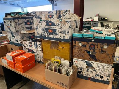 de nombreuses boîtes posées sur une table dans une pièce