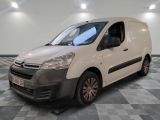 la camionnette blanche est garée sur le sol en damier d'une pièce