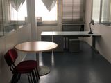 une pièce dans laquelle se trouvent une table et une chaise