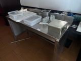 une table sur laquelle sont posés plusieurs récipients