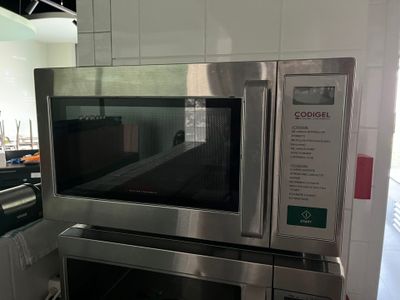 un micro-ondes encastré dans le mur de la cuisine