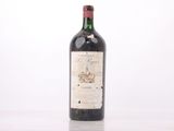 une bouteille de vin posée sur une table