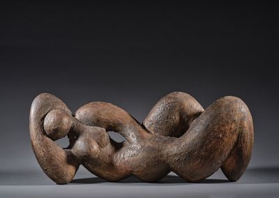 un gros plan d'une sculpture en bois posée sur une surface grise