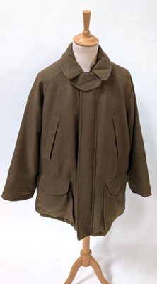 une veste marron posée sur un mannequin, sur fond blanc