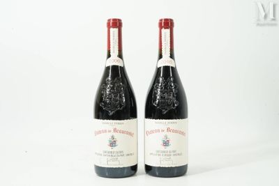 deux bouteilles de vin rouge posées l'une à côté de l'autre sur une surface blanche
