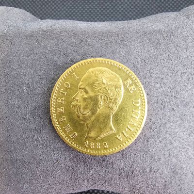 une pièce d'or posée sur un oreiller