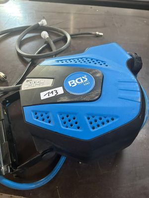 un compresseur d'air bleu et noir posé sur une table