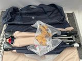 trois parapluies et un sac par terre