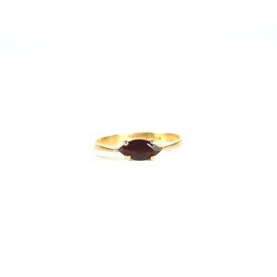 une image représentant une bague en or sertie d'une pierre rouge