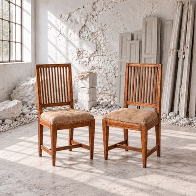 une paire de chaises en bois dans une pièce abandonnée dotée d'une fenêtre