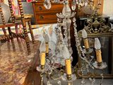 un homme debout à côté d'une table sur laquelle est posé un lustre