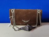 sac à main marron à bandoulière en chaîne et finitions argentées
