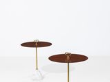 une paire de tables d'appoint en laiton et marbre, avec un plateau en bois