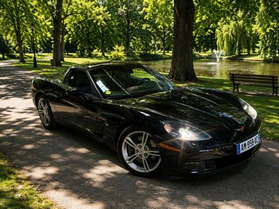 une voiture de sport noire garée sur le bord de la route