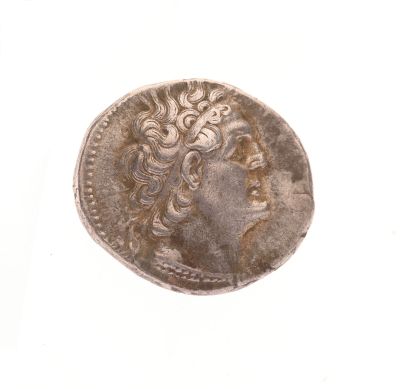 une vieille pièce d'argent portant une tête de femme