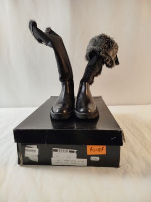 une statue représentant une personne tenant un micro, posée sur une boîte