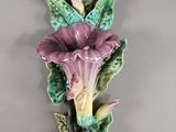 une décoration murale représentant une fleur, accrochée au mur