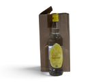 une bouteille d'huile d'olive dans une boîte en carton sur fond blanc