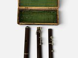 une petite boîte contenant un stylo et deux autres objets