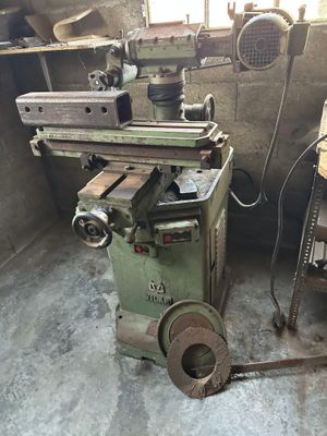 a machine that is sitting on a table in a room
