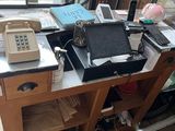 un bureau sur lequel se trouvent un téléphone et d'autres objets