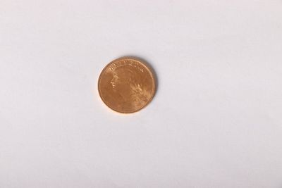 une image d'un penny posé sur une surface blanche