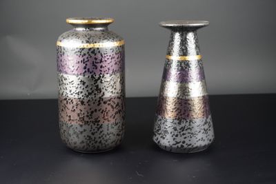 Travail moderne. Un vase cylindrique et un vase conique en v…