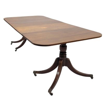 une table avec un plateau en bois et quatre pieds montés sur des roulettes
