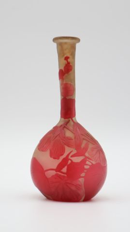 Gallé. Vase soliflore en verre doublé décor de fleurs rouge dégag...