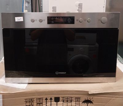 un micro-ondes posé sur une boîte