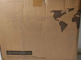 une boîte en carton sur laquelle est imprimée une carte du monde
