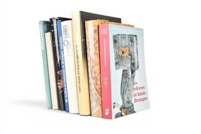 plusieurs livres sont empilés sur une surface blanche