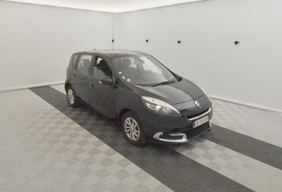 l'image d'une petite voiture garée dans un garage