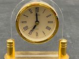 une horloge en or avec des chiffres romains