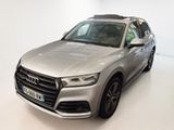 L'Audi QX est garée dans une pièce blanche