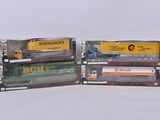 trois types différents de petits trains dans la boîte