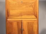 un petit meuble en bois muni de deux tiroirs et d'une porte
