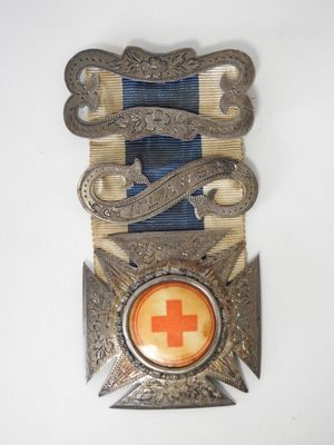 ruban argenté et bleu orné d'une croix rouge