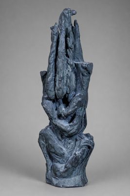 une image représentant une sculpture d'une personne joignant les mains