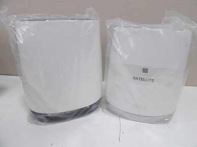 deux paquets de papier toilette posés sur un plan de travail