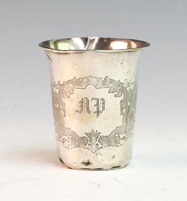 une coupe en argent ornée d'un motif, posée sur une table