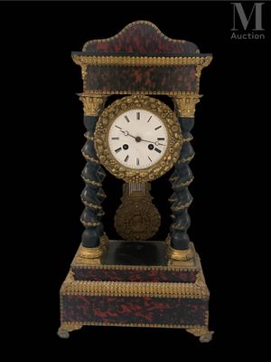 une horloge posée sur un socle, sur fond noir