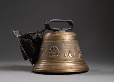 une cloche posée sur une table