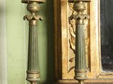 deux bougies posées sur une cheminée