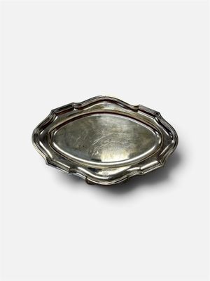 une assiette en argent antique avec un motif décoratif
