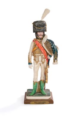 figurine représentant un soldat en uniforme avec une plume sur la tête