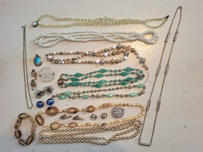 plusieurs types de colliers et de bracelets différents disposés sur une table