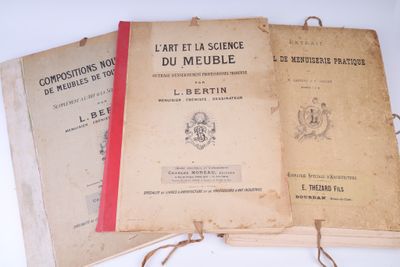 trois vieux livres empilés les uns sur les autres sur une table