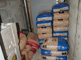 une pile de bagages posée par terre à côté d'un tas de sacs